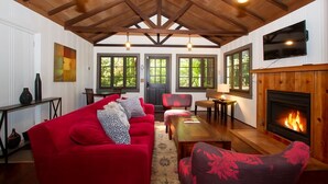 Living area - Stairway to Haven ~ Family Cabin in Monte Rio (Monte Rio)