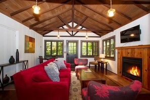 Smart TV, fireplace - Stairway to Haven ~ Family Cabin in Monte Rio (Monte Rio)