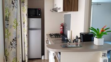 Een koelkast, een microgolfoven, een oven, een kookplaat