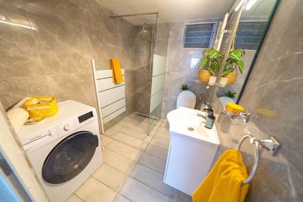 Sèche-cheveux, serviettes fournies, papier toilette