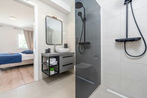 Douche, serviettes fournies