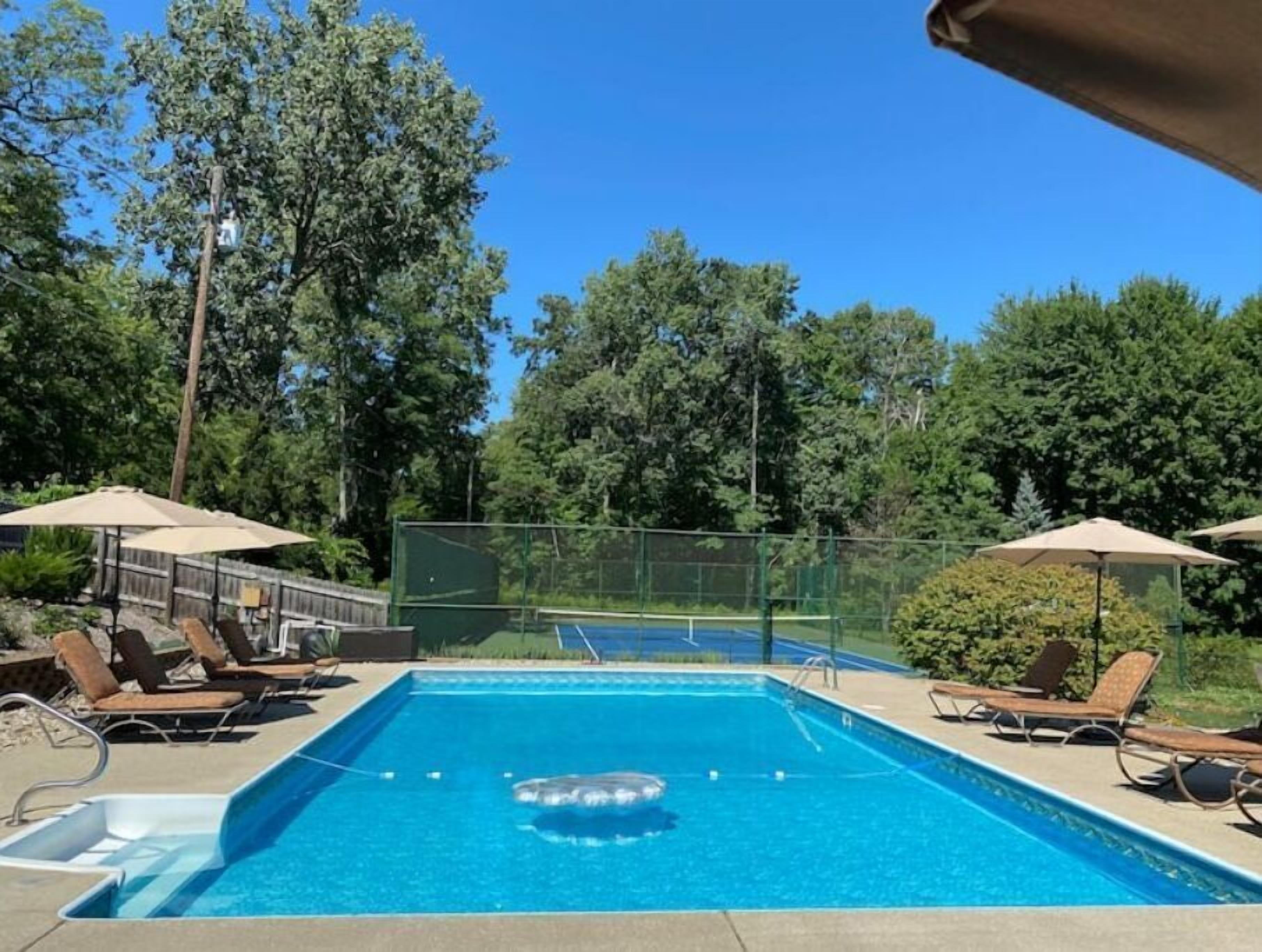 Private Resort Style Accommodation Pickleball &Tennis, Pool, Hot Tub, Firepit