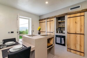 Frigorífico, microondas, horno y placa de cocina