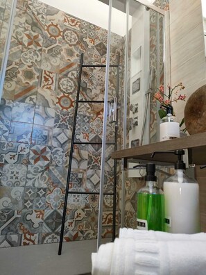 Shower, jetted bath, hair dryer, bidet