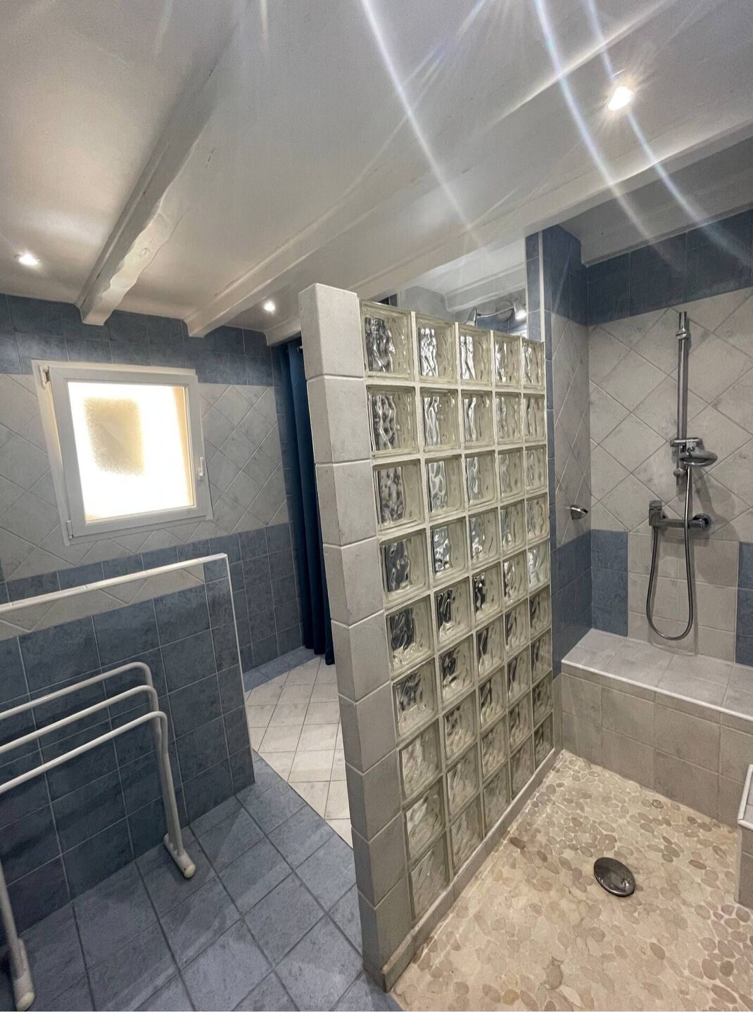 Dusj, hårføner, håndklær og såpe