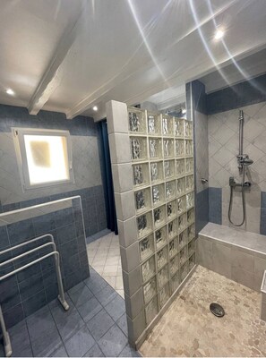 Dusj, hårføner, håndklær og såpe