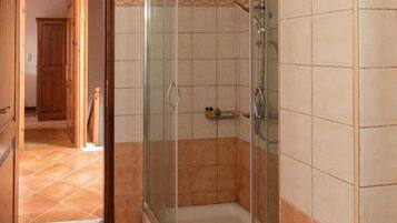 Villa | Bathroom | Separate bathtub and shower, deep-soaking bathtub, towels