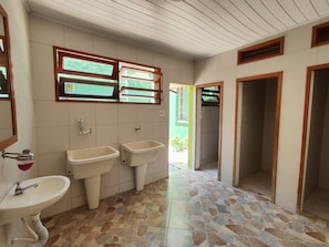 A bathroom with two sinks, a mirror, and a window. - Hostel Manaus (Manaus)