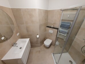 Een douche, een haardroger, handdoeken, zeep