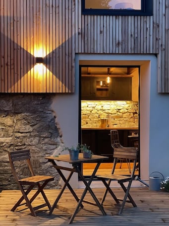 Outdoor dining. La Petite Grange - Gîte de Charme