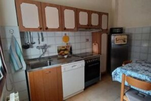 Een koelkast, een oven, een kookplaat, een vaatwasser