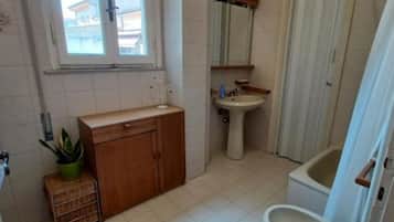 Haartrockner, Bidet, Handtücher, Seife