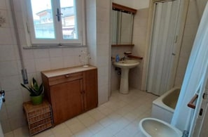 Secadora de cabello, bidet, toallas, jabón