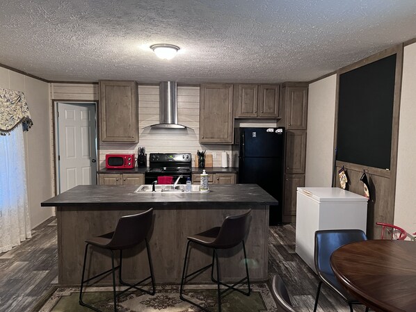 Kühlschrank, Mikrowelle, Ofen, Herdplatte