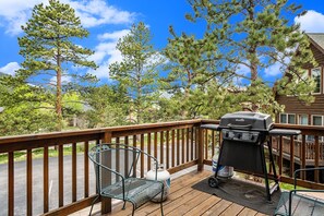 BBQ/picnic Area - Solitude Marmot #5 - Estes Park 2 Bedroom Condo by RedAwning (Estes Park)