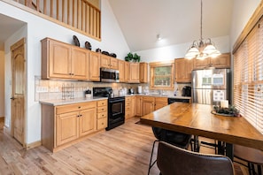 Lejlighed - 2 soveværelser | Privat køkken | Køleskab, ovn, kaffe-/temaskine, brødrister