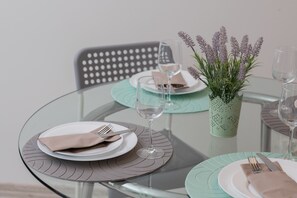 微波爐、鍋具/餐盤/廚房用品