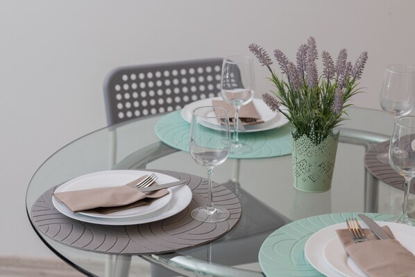 Microwave, cookware/dishes/utensils