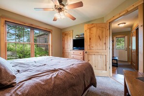 2 bedrooms, laptop workspace, iron/ironing board, free WiFi