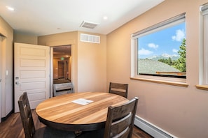 Studio, 1 Bedroom | Dining