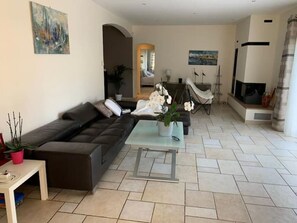 Smart TV, fireplace, foosball, table tennis - Magnifique Villa Piscine et Spa (Villeneuve-lès-Avignon)