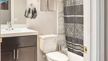 Apartment, 1 Bedroom | Bathroom | Towels, shampoo, toilet paper