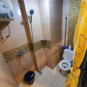 Deluxe Apartment, 1 King Bed, Mountain View | Bathroom - Apartemen Soehat by Pesen Kamar (Malang)