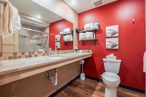 Estudio, 1 habitación | Baño | Toallas y shampoo