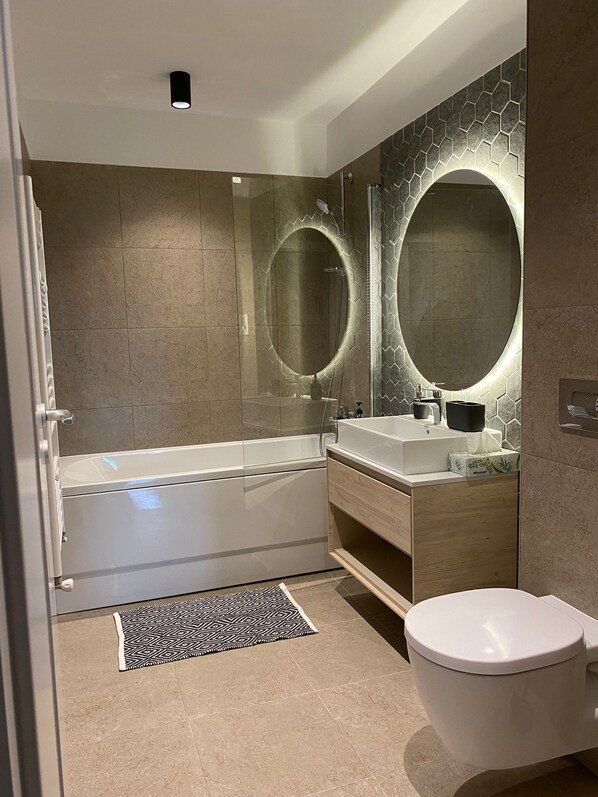 Departamento | Baño | Regadera y toallas 