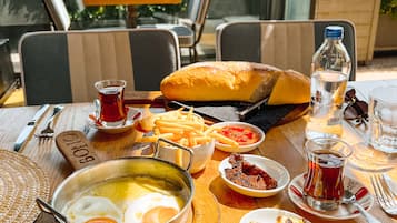 Free daily cooked-to-order breakfast
