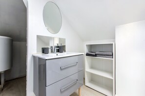 Douche, sèche-cheveux, serviettes fournies, savon