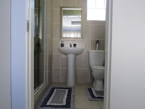 Quarto casal ou duplo luxo | Banheiro | Chuveiro, chuveiro com efeito de chuva, sabonete, shampoo