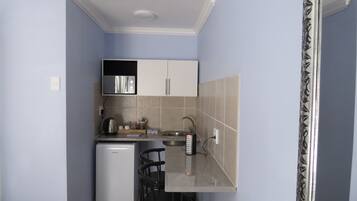 Deluxe Double or Twin Room | Private kitchen | Mini-fridge, microwave, stovetop, cookware/dishes/utensils