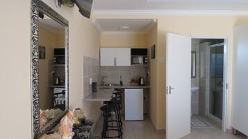 Comfort Double Room, 1 Queen Bed | Private kitchen | Mini-fridge, microwave, stovetop, cookware/dishes/utensils