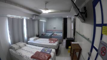 尊荣四人房, 露台 | 高档床上用品、记忆海绵床垫、免费 WiFi、床单