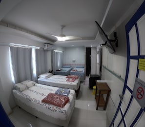 Chambre Quadruple Premium, terrasse | Literie de qualité supérieure, matelas mémoire de forme, Wi-Fi gratuit