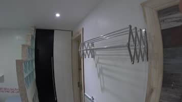 尊荣四人房, 露台 | 高档床上用品、记忆海绵床垫、免费 WiFi、床单