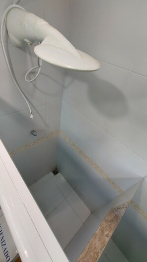 Chambre supérieure double ou avec lits jumeaux, terrasse | Salle de bain | Douche, peignoirs, savon, shampooing