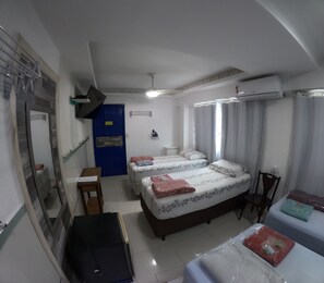 Chambre quadruple Prestige, terrasse | Literie de qualité, lit avec matelas en mousse à mémoire