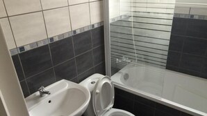 A bathroom with a sink, toilet, and bathtub. - HOMEWAY LILLE (Lille)