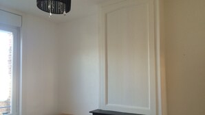 A room with a window, a radiator, a desk, and a chair. - HOMEWAY LILLE (Lille)