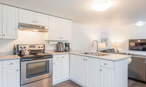 Fridge, microwave, oven, stovetop - Cozy country mobile home on 18 acres farm sleep 5 (Alberni-Clayoquot)