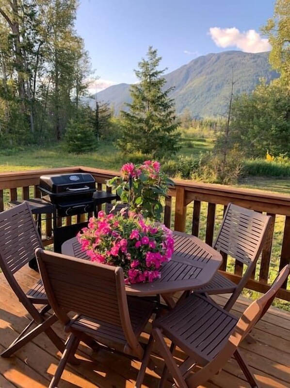 Outdoor dining - Cozy country mobile home on 18 acres farm sleep 5 (Alberni-Clayoquot)