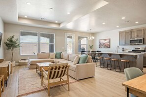 House, 4 Bedrooms | Living area