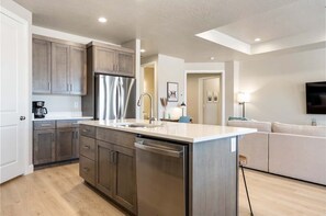 Refrigerador, horno, cafetera/tetera, tostadora