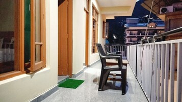 Quarto luxo, 1 cama King, vista para a montanha | Sacada