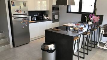 Réfrigérateur, micro-ondes, four, plaque de cuisson