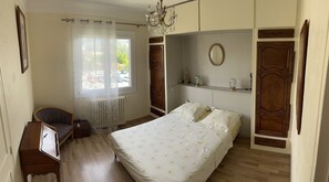 2 habitaciones, tabla de planchar con plancha, wifi y ropa de cama