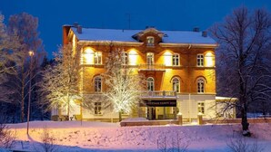 A large, historic building with a symmetrical facade, multiple windows, and a central entrance. - hotel montagne (Åmmeberg)