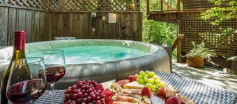 LazyRiver-Perched on the River!FUN Cabin Vibes Meet Modern Comfort! GmRm/HtTb